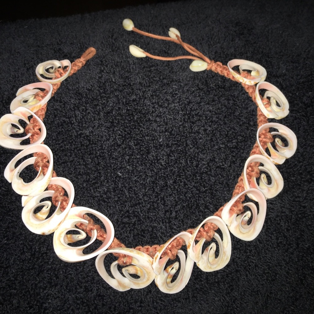 BEAUTIFUL VINTAGE SHELL NECKLACE BOUGHT ON MAUI